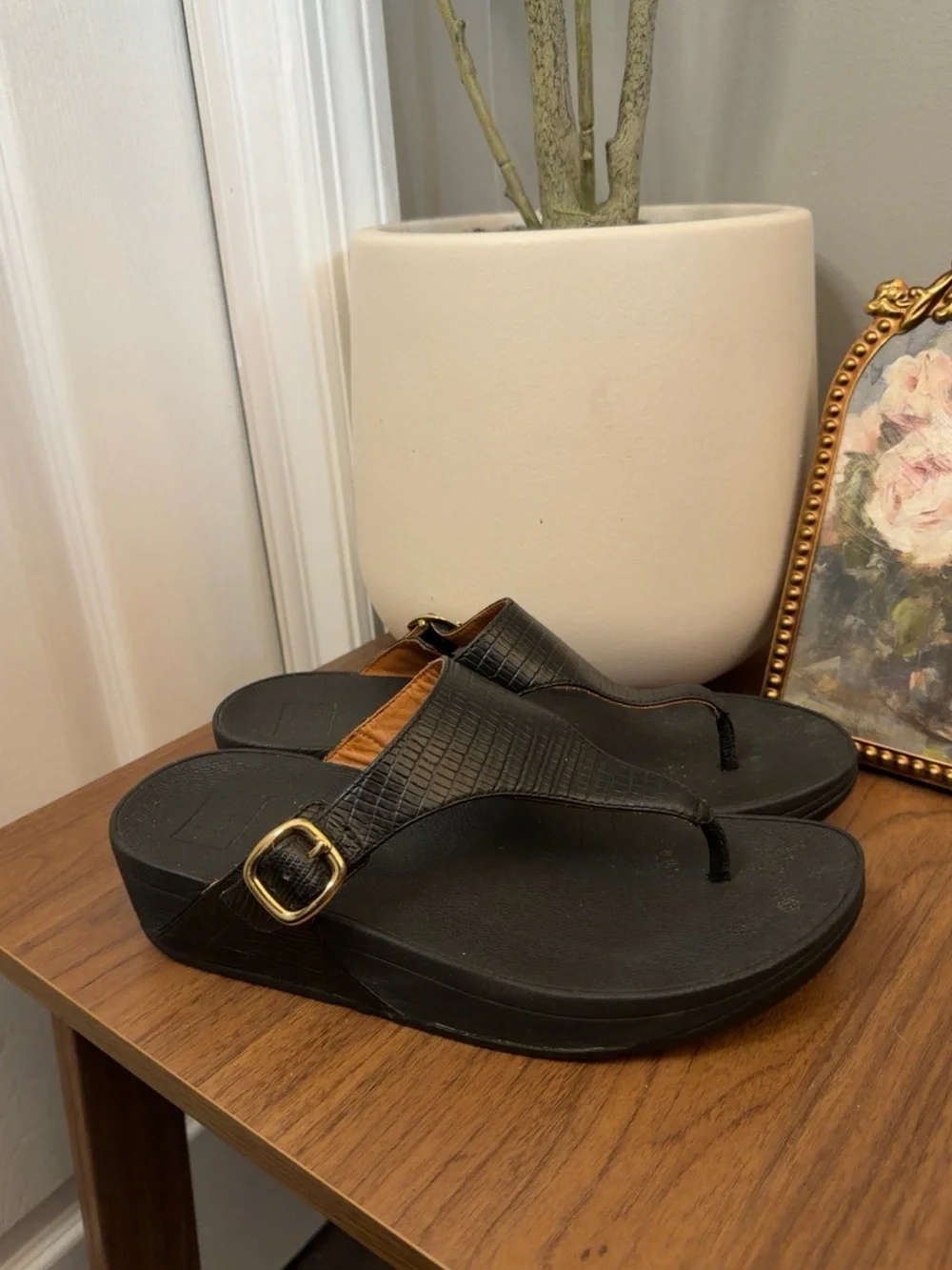 FitFlop Black Lizard Embossed Thong Sandals Gold Buckle Wedge Size 7